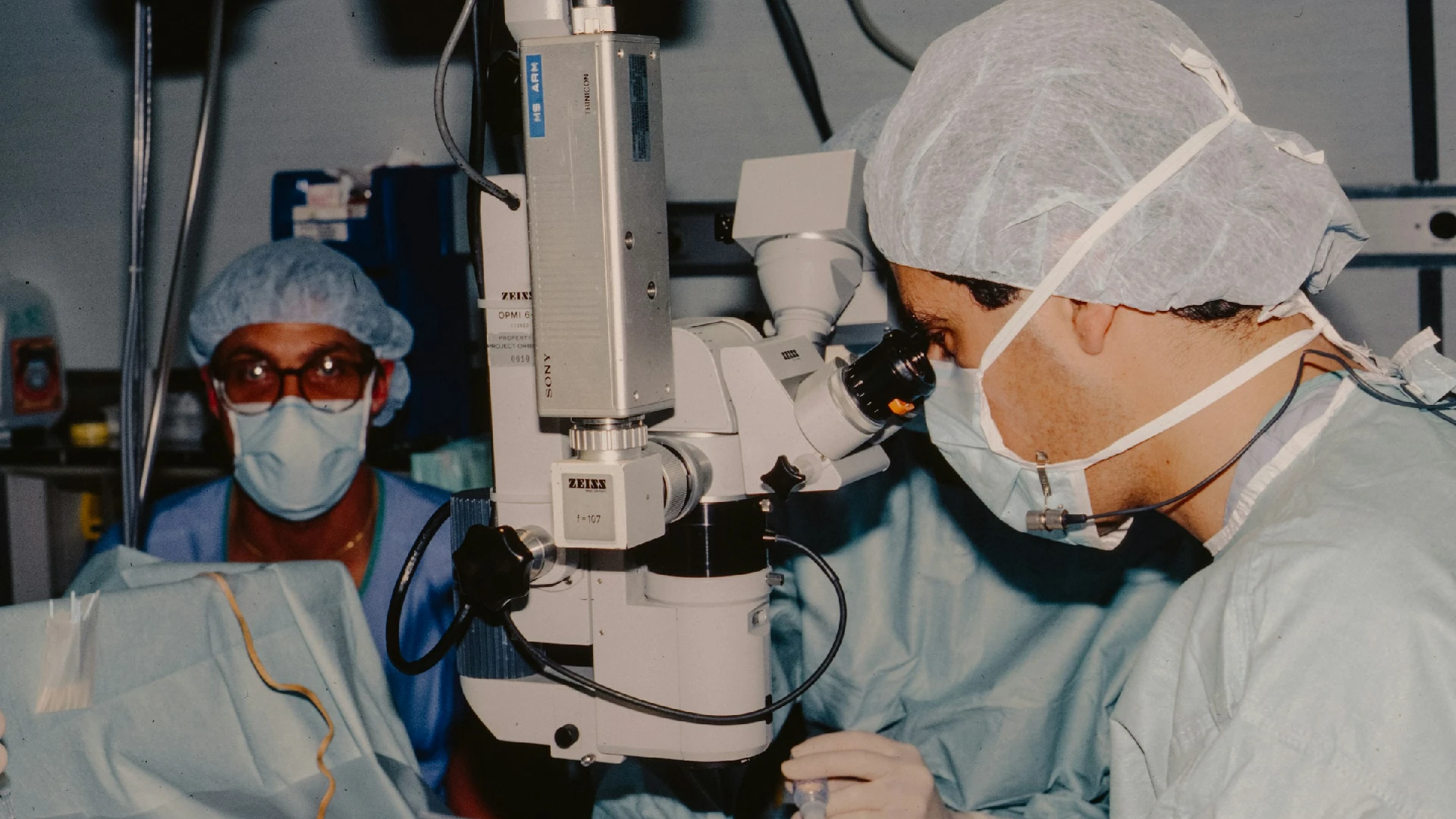 Офтальмологічна операція на мікроскопі Zeiss